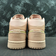 Cargar imagen en el visor de la galería, Air Jordan 1 Mid SE Coral Stardust-Club Gold 852542-600