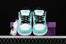 Cargar imagen en el visor de la galería, SB Dunk Low Pro PRM White Light Green 304242-306