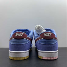 Cargar imagen en el visor de la galería, SB Dunk Low PRM Valor Blue Team Maroon