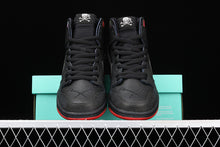 Cargar imagen en el visor de la galería, Dunk High Premium SB Black Black Challenge Metallic Silver 313171-028