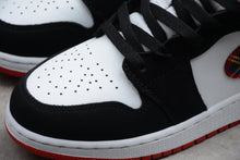 Cargar imagen en el visor de la galería, Air Jordan 1 Mid (GS) University Red-Black-White