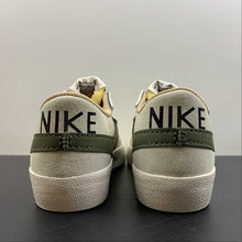 Cargar imagen en el visor de la galería, Blazer Low 77 Jumbo Sanddrift Medium Olive