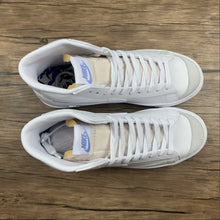 Cargar imagen en el visor de la galería, Blazer Mid 77 SE “Sisterhood” White White Hyper Royal CZ4627-100