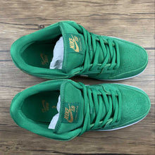 Cargar imagen en el visor de la galería, SB Dunk Low PRO “St Patrick’s Day” Green Gold White BQ6817-303