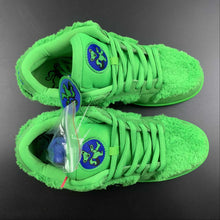 Cargar imagen en el visor de la galería, SB Dunk Low PRO QS Green Spark Soar