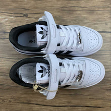Cargar imagen en el visor de la galería, Adidas Forum 84 Low White Black White GY0751