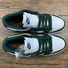 Cargar imagen en el visor de la galería, SB Dunk Low PRM Army Green White CW1590-102