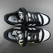 Cargar imagen en el visor de la galería, Adidas Forum 84 Low Panda Cloud White Core Black GW0695