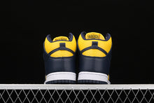 Cargar imagen en el visor de la galería, SB Dunk High SP Michigan Varsity Maize Midnight Navy