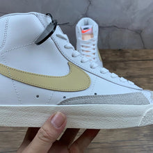 Cargar imagen en el visor de la galería, Blazer Mid “Pale Orange”