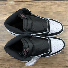 Cargar imagen en el visor de la galería, Air Jordan 1 Retro High OG Black White Grey (2021) 555088-108
