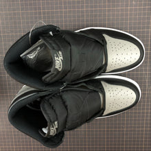 Cargar imagen en el visor de la galería, Air Jordan 1 Retro High OG Black Medium Grey-White 555088-013