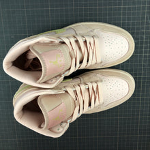 Cargar imagen en el visor de la galería, Air Jordan 1 Mid SE Coral Stardust-Club Gold 852542-600