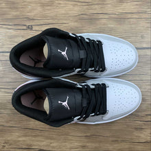 Cargar imagen en el visor de la galería, Air Jordan 1 Low Black Bleached Coral Grey Fog 553558-062