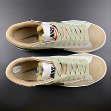 Cargar imagen en el visor de la galería, Blazer Low 77 Jumbo Sanddrift Medium Olive