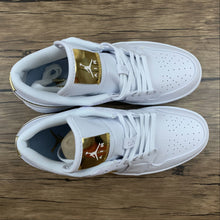 Cargar imagen en el visor de la galería, Air Jordan 1 Low SE White Metallic Gold-White CZ4776-100