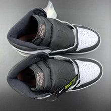 Cargar imagen en el visor de la galería, Air Jordan 1 Retro High OG White Bleached Coral-Black (2022) 555088-018