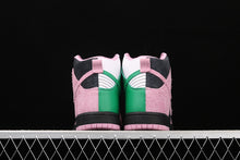 Cargar imagen en el visor de la galería, SB Dunk High Pro PRM Black Pink Rise Lucky Green CV7349-001