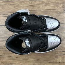 Cargar imagen en el visor de la galería, Air jordan 1 High OG Metallic Silver Black-White (2021) CD0461-001