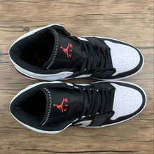 Cargar imagen en el visor de la galería, Air Jordan 1 Mid White Track Red Black Igloo 852542-100