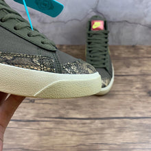 Cargar imagen en el visor de la galería, Blazer Mid Olive Snakeskin