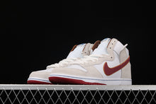 Cargar imagen en el visor de la galería, SB Dunk High Pro Lile Team Crimson Wheat Lile CV9499-100