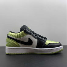 Cargar imagen en el visor de la galería, Air Jordan 1 Low SE Black Black Cyber White DX4446-301