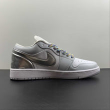 Cargar imagen en el visor de la galería, Air Jordan 1 Low SE White Metallic Silver-White DX6070-101