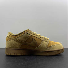 Cargar imagen en el visor de la galería, SB Dunk Low TRD QS Dune Twig-Wheat-Gum Med Brown