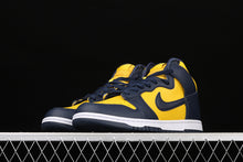 Cargar imagen en el visor de la galería, SB Dunk High SP Michigan Varsity Maize Midnight Navy