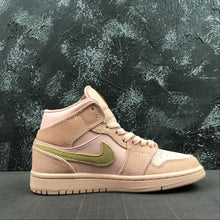 Cargar imagen en el visor de la galería, Air Jordan 1 Mid SE Coral Stardust-Club Gold 852542-600