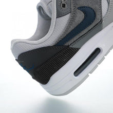 Cargar imagen en el visor de la galería, Air Max 1 City Pack London Gris Claro Gris Profundo Sleuth Azul
