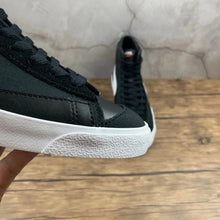 Cargar imagen en el visor de la galería, Blazer Mid Class 1977 x Slam Jam Black White