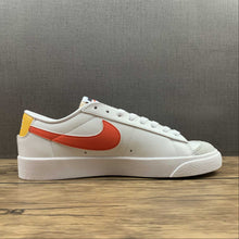 Cargar imagen en el visor de la galería, Blazer Low 77 White Orange-University Gold DC4769 105