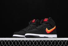 Cargar imagen en el visor de la galería, SB Dunk High Pro Black University Gold
