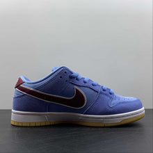 Cargar imagen en el visor de la galería, SB Dunk Low PRM Valor Blue Team Maroon
