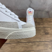 Cargar imagen en el visor de la galería, Blazer Mid 77 White Atomic Pink