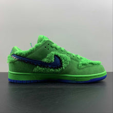 Cargar imagen en el visor de la galería, SB Dunk Low PRO QS Green Spark Soar