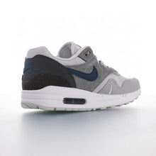 Cargar imagen en el visor de la galería, Air Max 1 City Pack London Gris Claro Gris Profundo Sleuth Azul