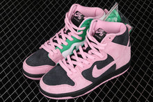 Cargar imagen en el visor de la galería, SB Dunk High Pro PRM Black Pink Rise Lucky Green CV7349-001