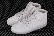 Cargar imagen en el visor de la galería, SB Dunk High Pro QS Reigning Champ LT Grey AA2266-600
