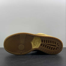 Cargar imagen en el visor de la galería, SB Dunk Low TRD QS Dune Twig-Wheat-Gum Med Brown