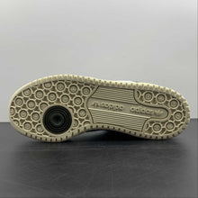 Cargar imagen en el visor de la galería, Adidas Forum 84 Low ADV White Khaki
