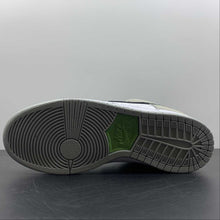 Cargar imagen en el visor de la galería, SB Dunk Low PRO Medium Grey Black-White