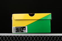 Cargar imagen en el visor de la galería, SB Dunk High Pro QS Strawberry Cough University Red Spinach Green CW7093-600