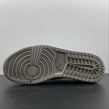 Cargar imagen en el visor de la galería, Air Jordan 1 Retro Low OG SP “Travis Scott” Black Gray Barb DM7866-712