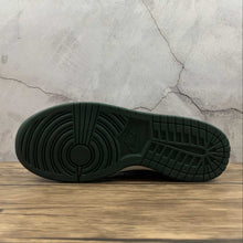 Cargar imagen en el visor de la galería, SB Dunk Low PRM Army Green White CW1590-102
