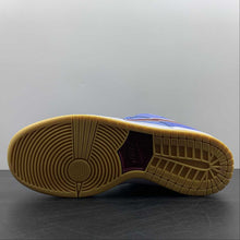 Cargar imagen en el visor de la galería, SB Dunk Low PRM Valor Blue Team Maroon