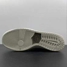 Cargar imagen en el visor de la galería, SB Zoom Dunk Low Pro Decon Decon Light Bone AA4275-001
