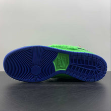 Cargar imagen en el visor de la galería, SB Dunk Low PRO QS Green Spark Soar